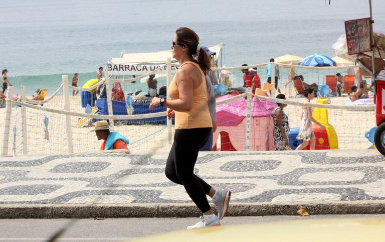 Renata Ceribelli corre pela orla do Leblon, no Rio de Janeiro