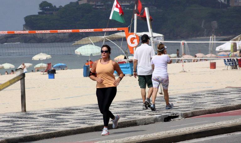 Renata Ceribelli corre pela orla do Leblon, no Rio de Janeiro