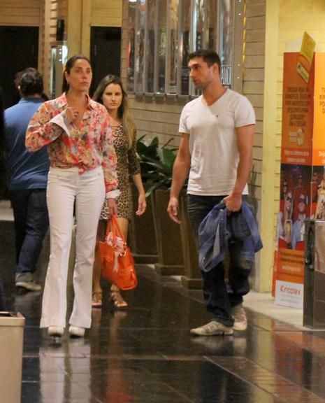 Christiane Torloni passeia com o filho Leonardo Carvalho e a nora Keruse Bongiolo