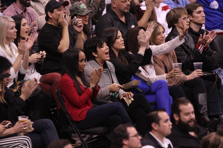 Kris Jenner e Khloe Kardashian vibram em jogo de Lamar Odom