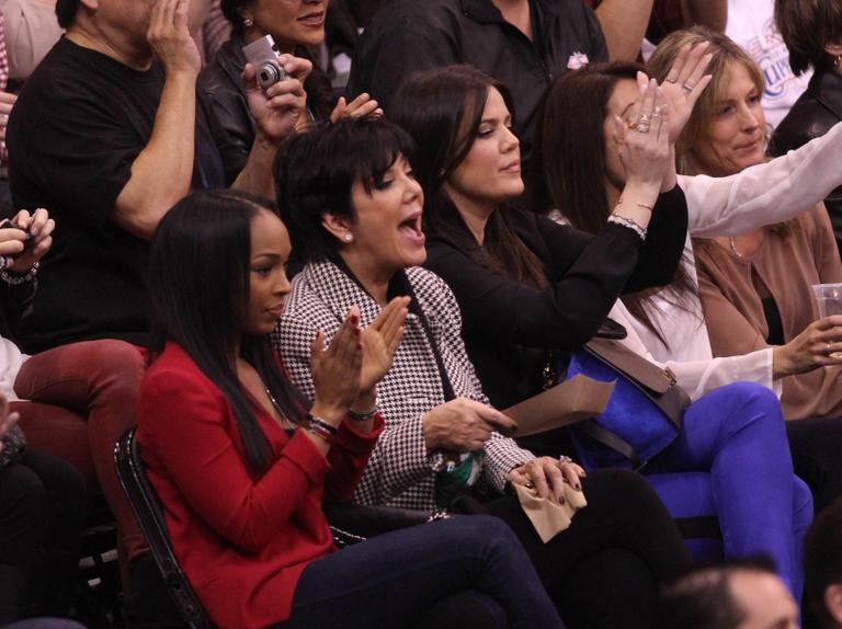 Kris Jenner e Khloe Kardashian vibram em jogo de Lamar Odom