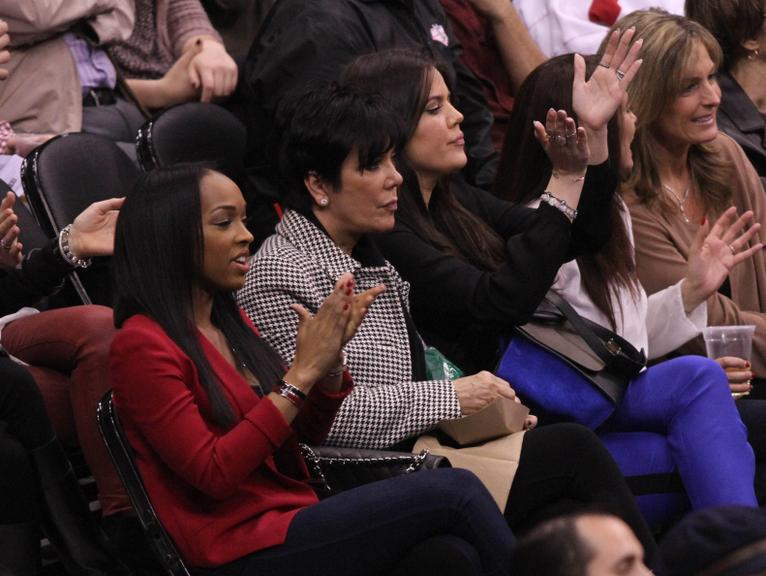 Kris Jenner e Khloe Kardashian vibram em jogo de Lamar Odom