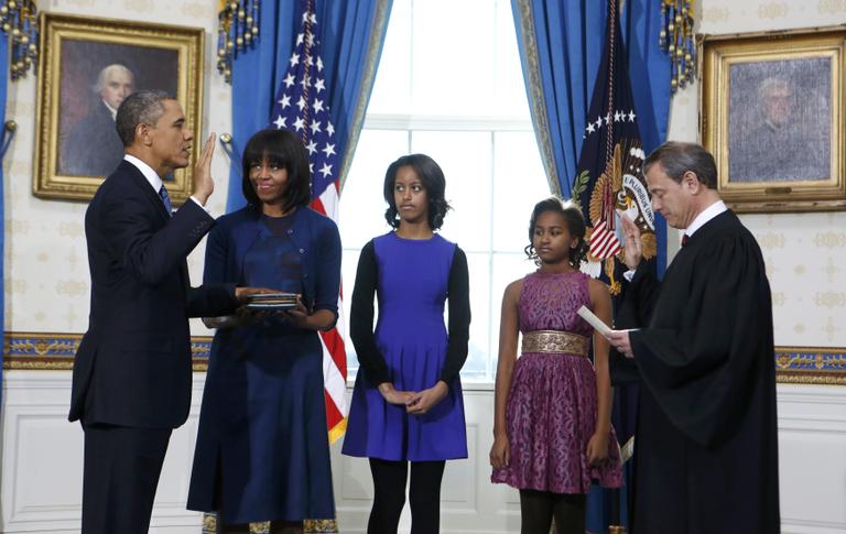 Presidente Barack Obama faz o juramento oficial do seu segundo mandato ao lado da mulher, Michelle, das filhas, Malia e Sasha, e de John Roberts, presidente da Suprema Corte