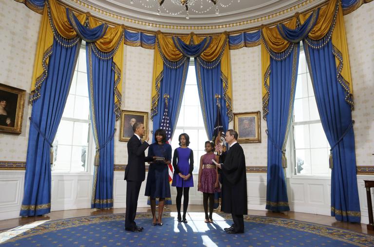 Presidente Barack Obama faz o juramento oficial do seu segundo mandato ao lado da mulher, Michelle, das filhas, Malia e Sasha, e de John Roberts, presidente da Suprema Corte