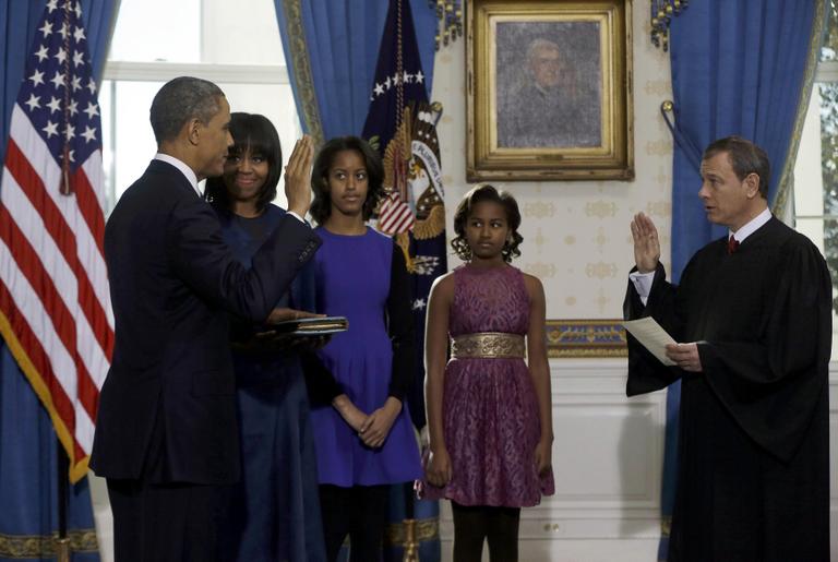 Presidente Barack Obama faz o juramento oficial do seu segundo mandato ao lado da mulher, Michelle, das filhas, Malia e Sasha, e de John Roberts, presidente da Suprema Corte