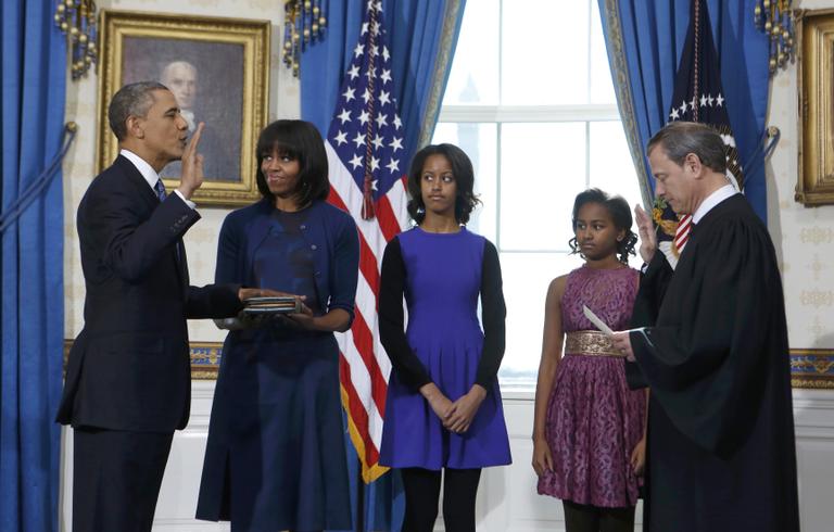 Presidente Barack Obama faz o juramento oficial do seu segundo mandato ao lado da mulher, Michelle, das filhas, Malia e Sasha, e de John Roberts, presidente da Suprema Corte