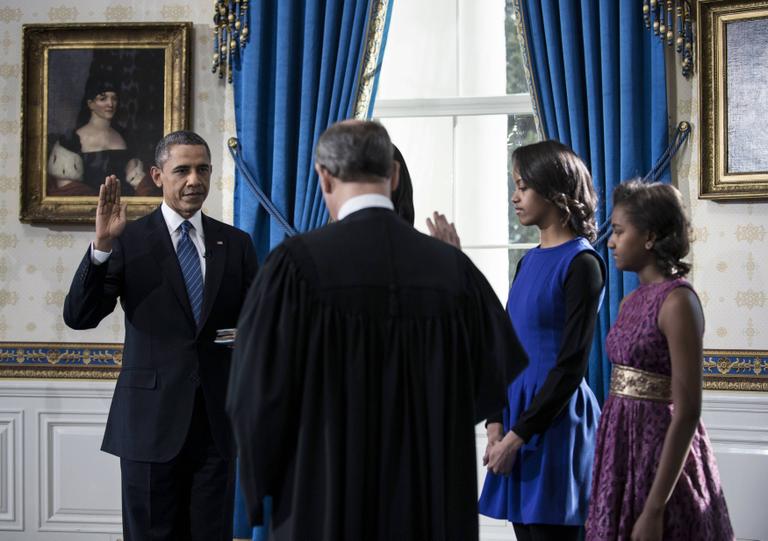 Presidente Barack Obama faz o juramento oficial do seu segundo mandato ao lado da mulher, Michelle, das filhas, Malia e Sasha, e de John Roberts, presidente da Suprema Corte