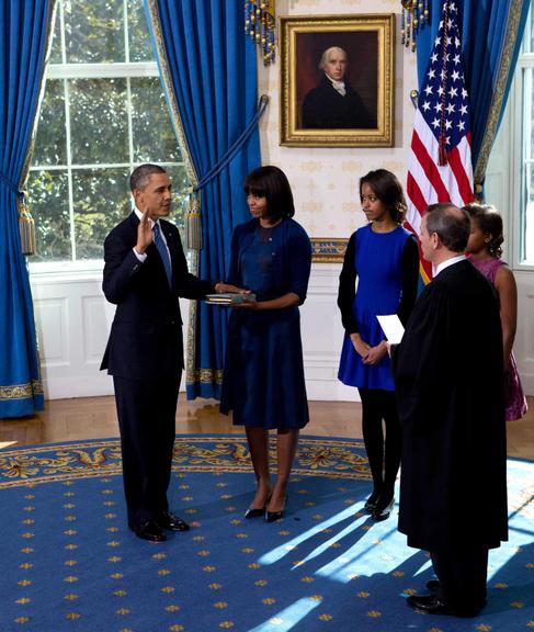 Presidente Barack Obama faz o juramento oficial do seu segundo mandato ao lado da mulher, Michelle, das filhas, Malia e Sasha, e de John Roberts, presidente da Suprema Corte