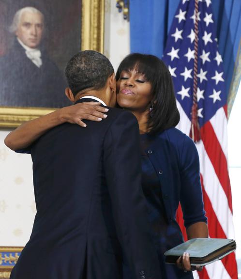 Presidente Barack Obama recebe o abraço da mulher, Michelle, após o juramento oficial do segundo mandato