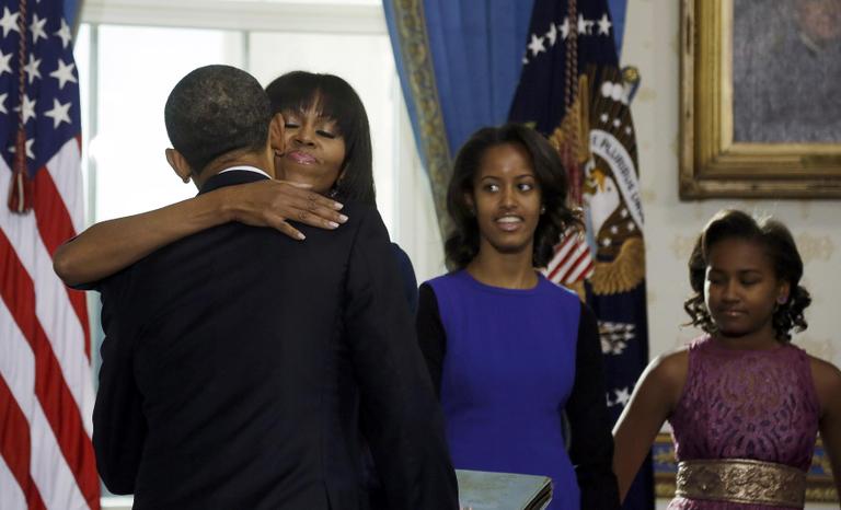 Presidente Barack Obama recebe o abraço da mulher, Michelle, após o juramento oficial do segundo mandato. Ao lado, Malia e Sasha, filhas do casal