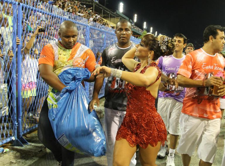 Rainha Viviane Araújo cai no samba em ensaio técnico da Salgueiro