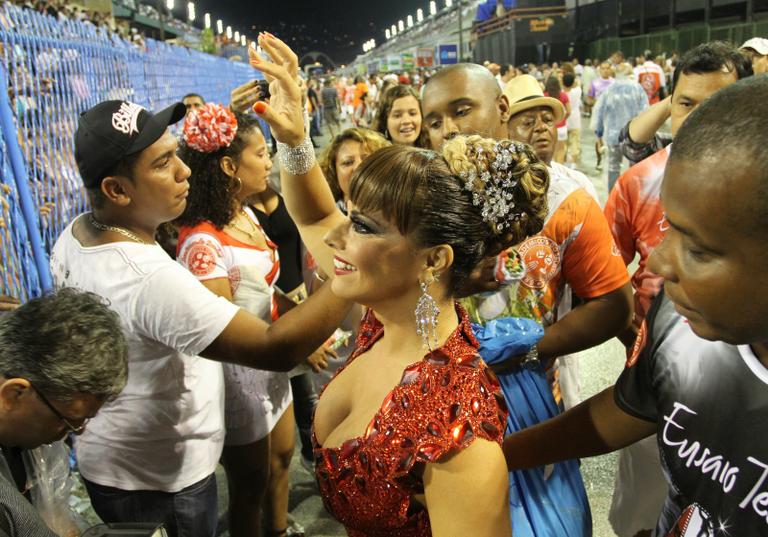 Rainha Viviane Araújo cai no samba em ensaio técnico da Salgueiro