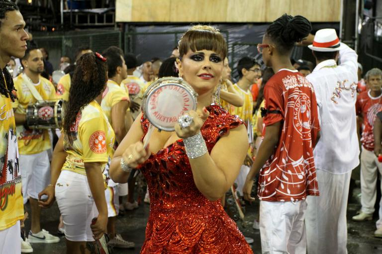 Rainha Viviane Araújo cai no samba em ensaio técnico da Salgueiro