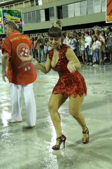 Rainha Viviane Araújo cai no samba em ensaio técnico da Salgueiro