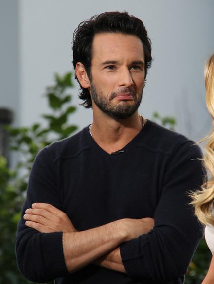 Rodrigo Santoro grava entrevista com Renee Bargh para o programa ‘Extra!’, em Los Angeles