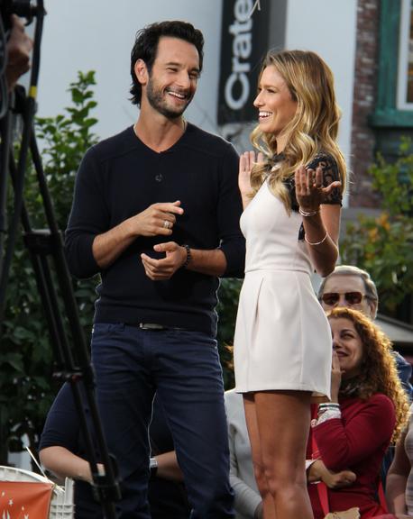 Rodrigo Santoro grava entrevista com Renee Bargh para o programa ‘Extra!’, em Los Angeles