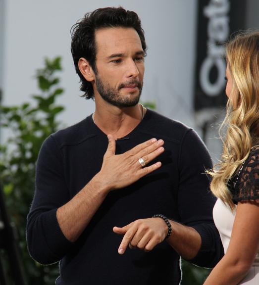 Rodrigo Santoro grava entrevista com Renee Bargh para o programa ‘Extra!’, em Los Angeles