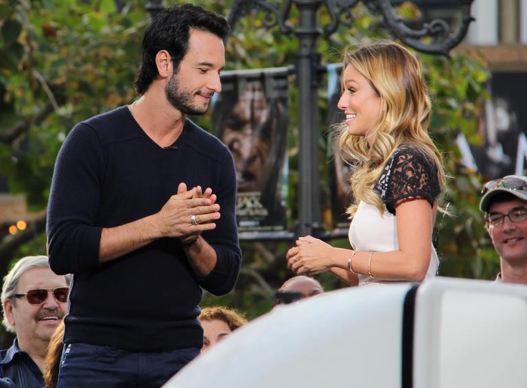 Rodrigo Santoro grava entrevista com Renee Bargh para o programa ‘Extra!’, em Los Angeles