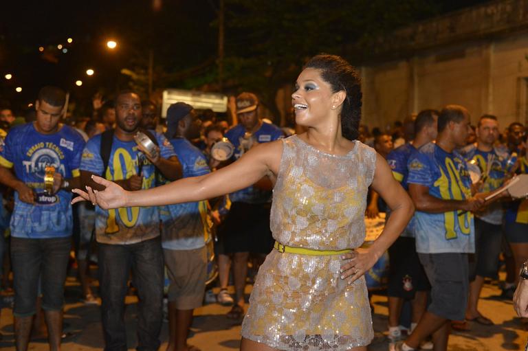 Juliana Alves se joga no samba da Unidos da Tijuca