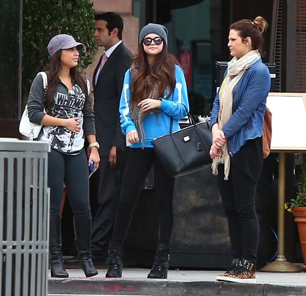 Selena Gomez faz compras com amigas em L.A.