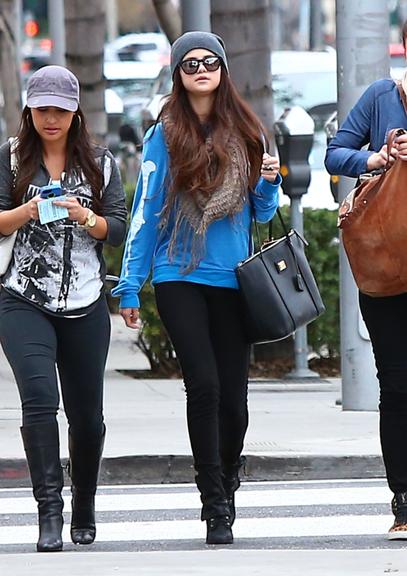 Selena Gomez faz compras com amigas em L.A.