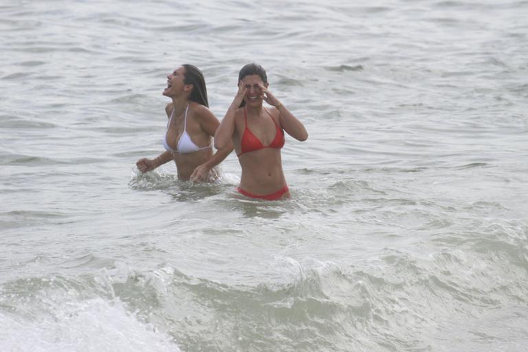 Flávia Alessandra e Fernanda Paes Leme gravam 'Salve Jorge' na praia