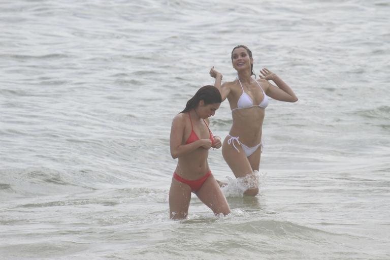 Flávia Alessandra e Fernanda Paes Leme gravam 'Salve Jorge' na praia