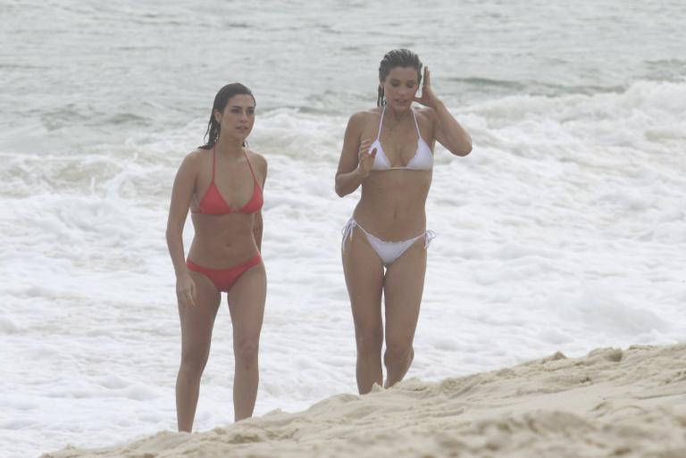 Flávia Alessandra e Fernanda Paes Leme gravam 'Salve Jorge' na praia