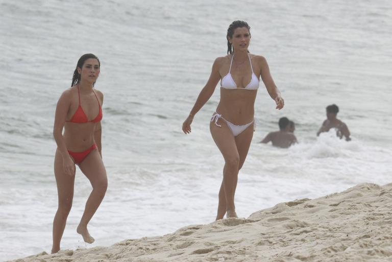 Flávia Alessandra e Fernanda Paes Leme gravam 'Salve Jorge' na praia