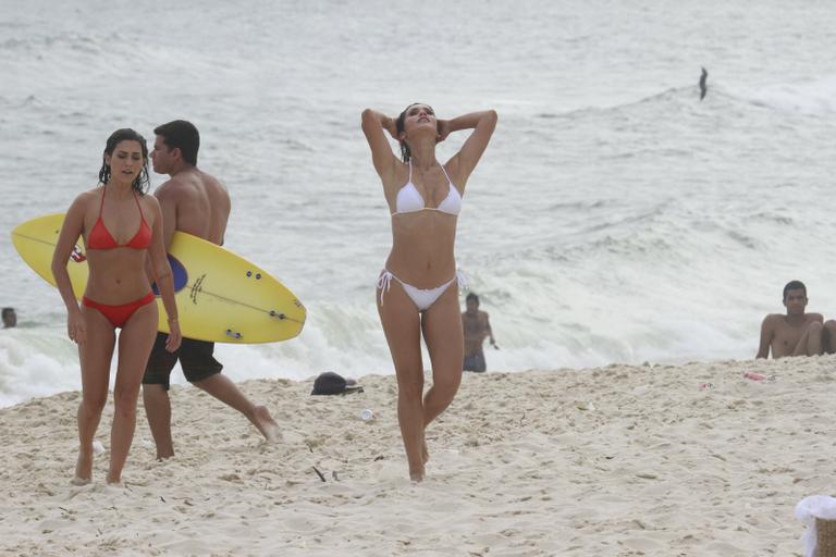 Flávia Alessandra e Fernanda Paes Leme gravam 'Salve Jorge' na praia