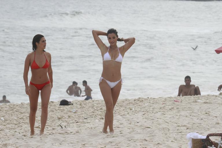 Flávia Alessandra e Fernanda Paes Leme gravam 'Salve Jorge' na praia