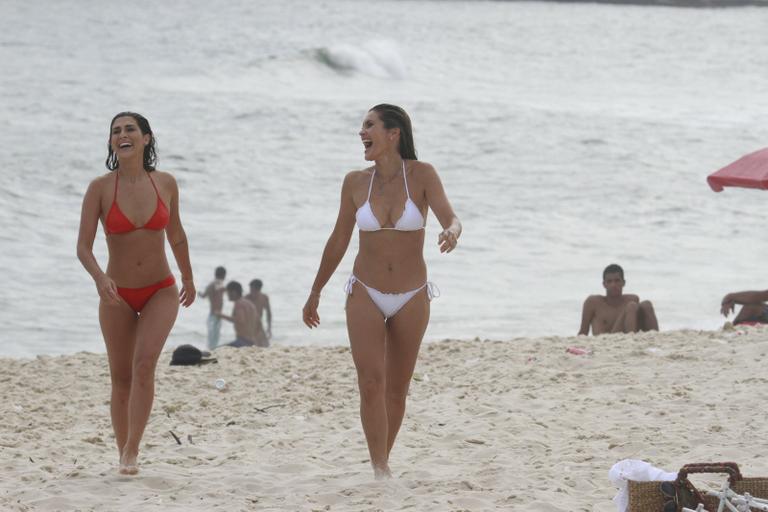 Flávia Alessandra e Fernanda Paes Leme gravam 'Salve Jorge' na praia