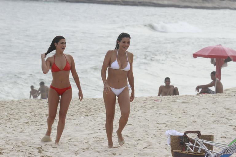 Flávia Alessandra e Fernanda Paes Leme gravam 'Salve Jorge' na praia