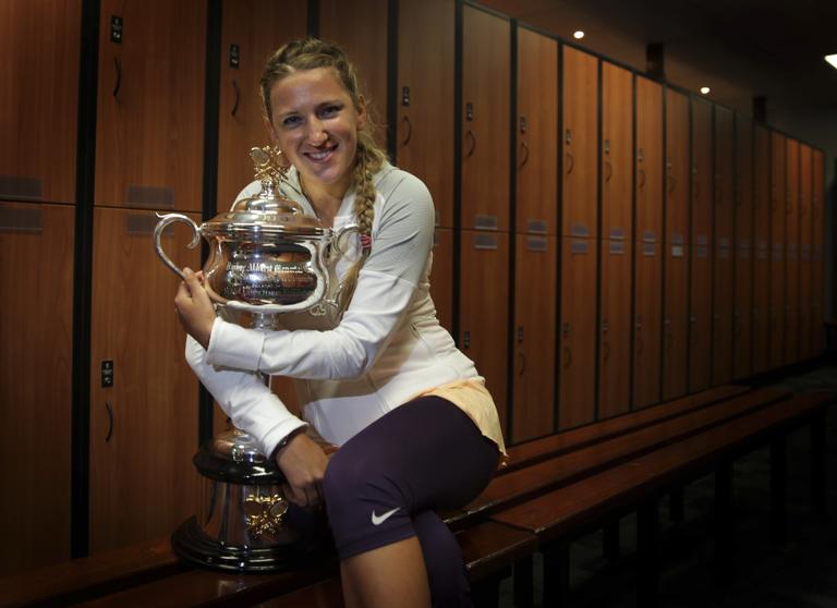 Victoria Azarenka e a taça do seu título no Aberto da Austrália