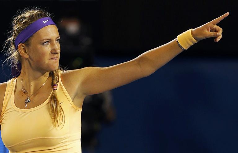 Victoria Azarenka e a taça do seu título no Aberto da Austrália