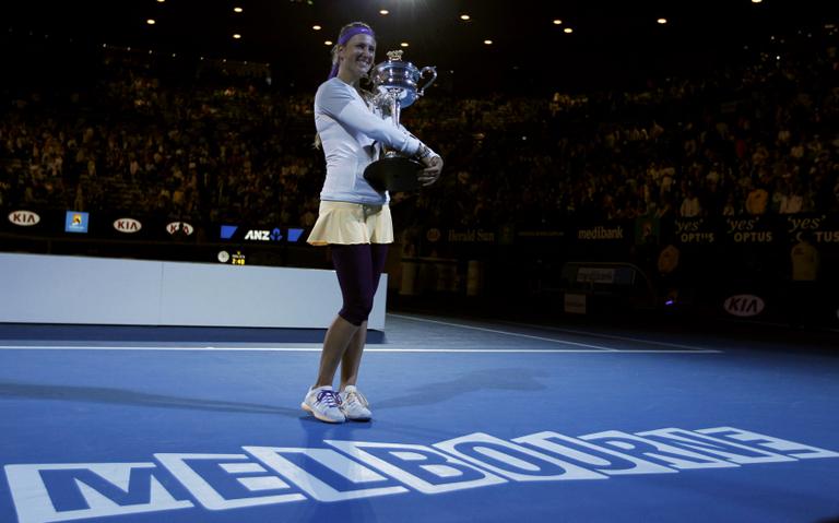 Victoria Azarenka e a taça do seu título no Aberto da Austrália