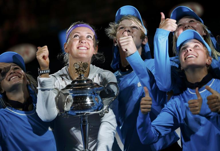 Victoria Azarenka e a taça do seu título no Aberto da Austrália