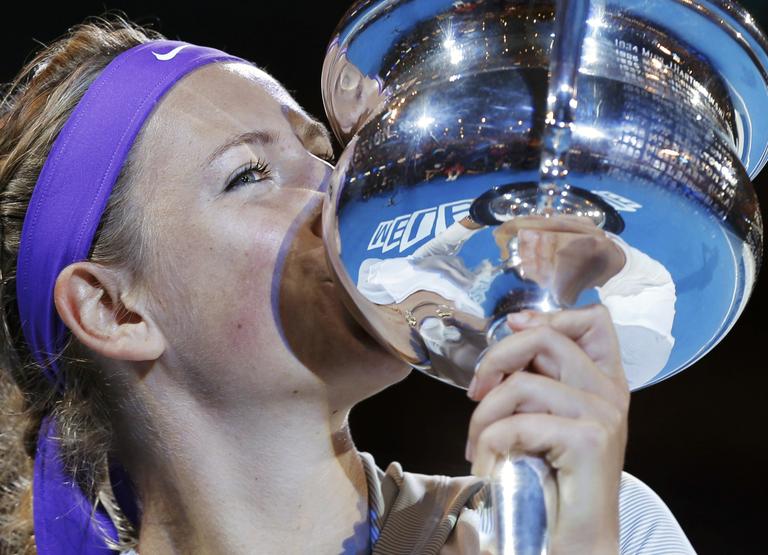 Victoria Azarenka e a taça do seu título no Aberto da Austrália