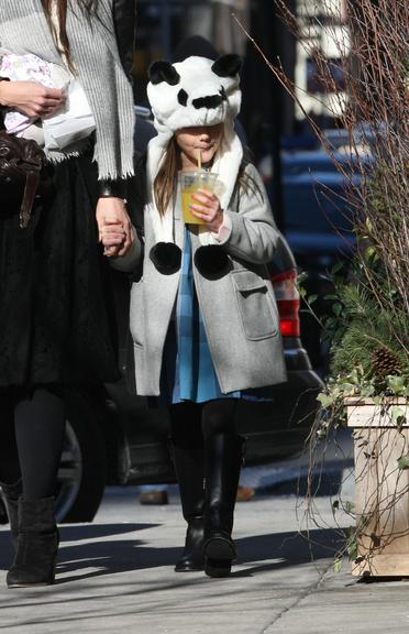 Suri Cruise e seu gorro de urso