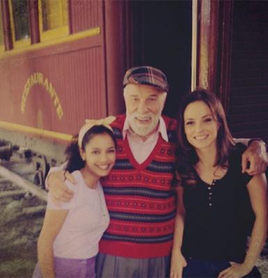 Rosanne Mulholland tira fotos com o elenco de 'Carrossel' nos bastidores da gravação