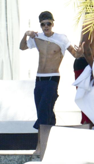 Justin Bieber exibe barriga definida em Miami