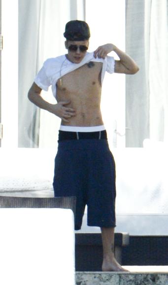 Justin Bieber exibe barriga definida em Miami