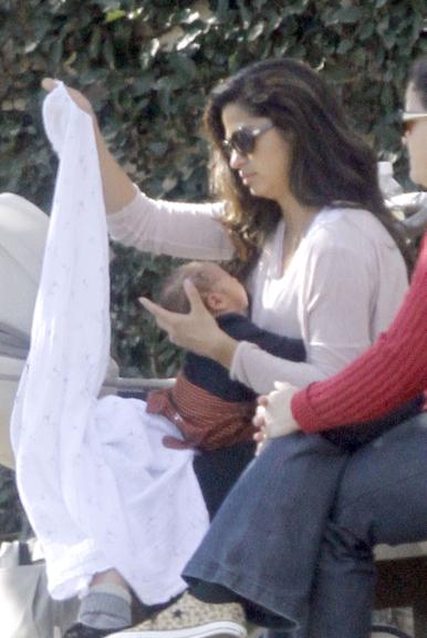 Camila Alves passeia com os filhos