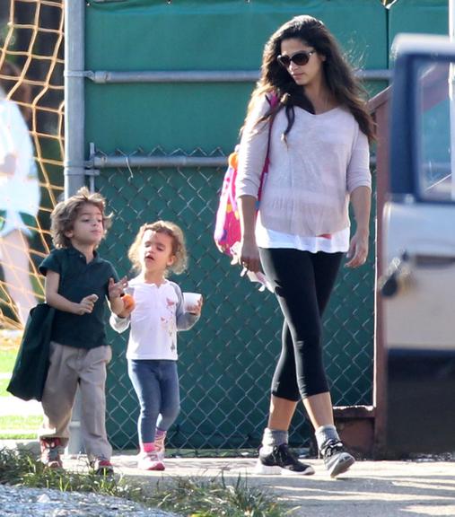 Camila Alves passeia com os filhos