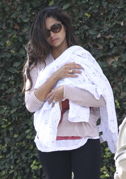 Camila Alves passeia com os filhos