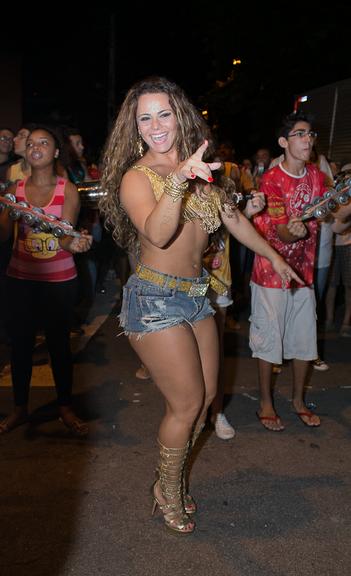 Viviane Araújo faz bonito no ensaio do Salgueiro