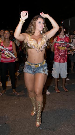 Viviane Araújo faz bonito no ensaio do Salgueiro