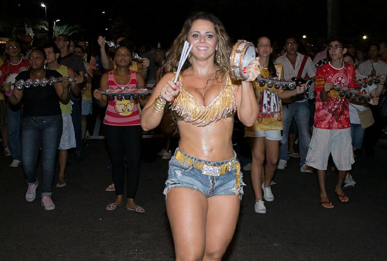 Viviane Araújo faz bonito no ensaio do Salgueiro