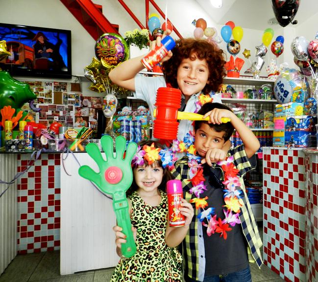 Luiz Felipe Mello, o Júnior de 'Salve Jorge', se diverte com os atores mirins Luigi Montez e Giovanna Alparone em casa de festas