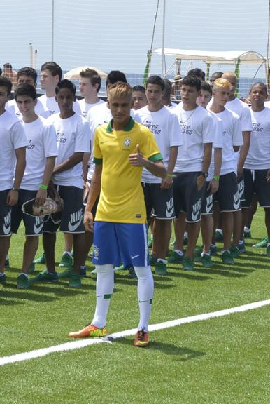 Neymar em evento para apresentar novo uniforme da seleção